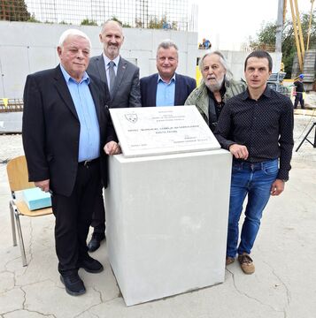 Skupinski posnetek po položitvi temeljnega kamna v Zalogu